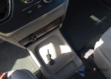 2015 Toyota Sienna L 7 Passenger z USA, uszkodzony, nr VIN 5TDZK3DC1FS613628